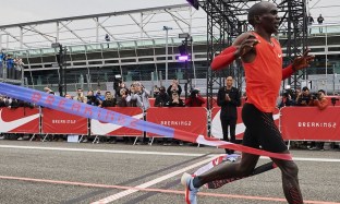 Eliud-Kipchoge-finish-Monza